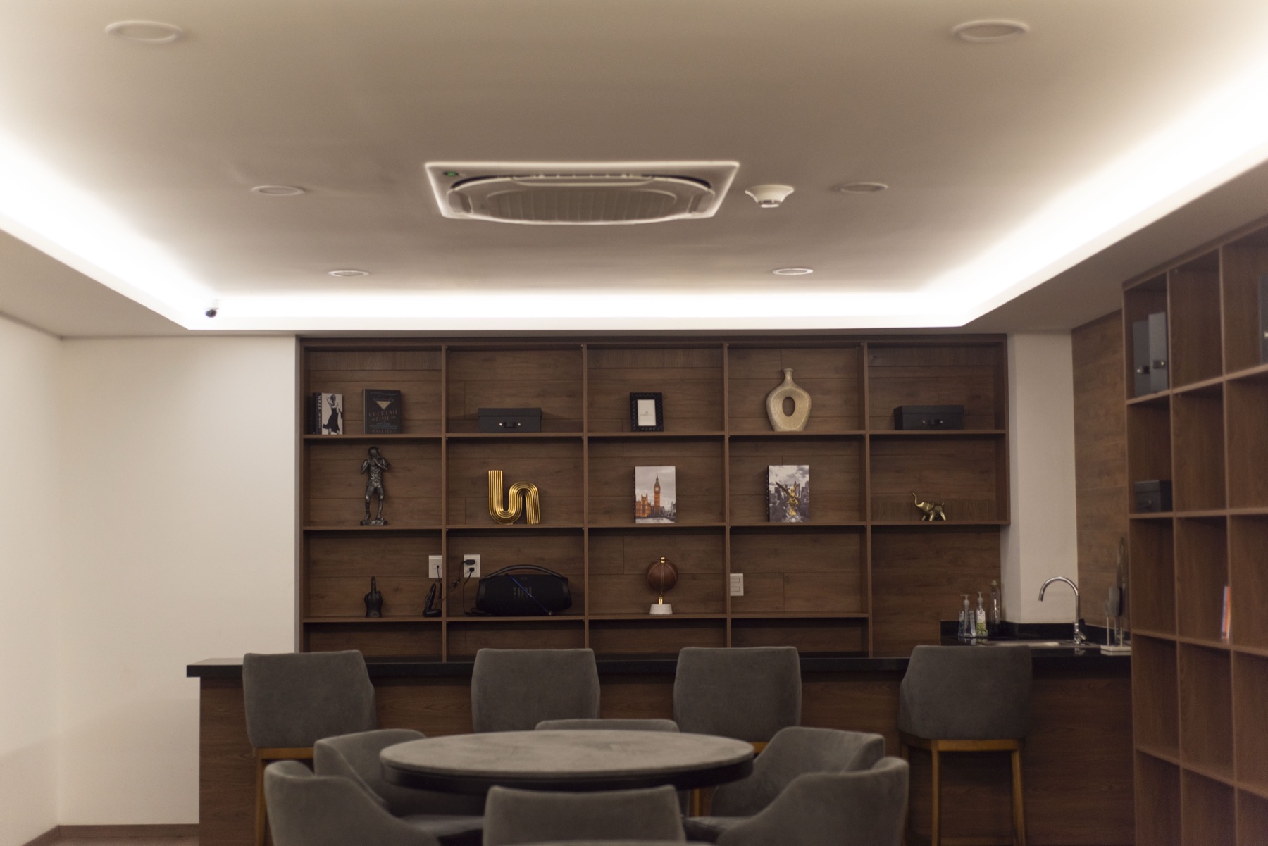 Bar inglés con libreros de piso a techo